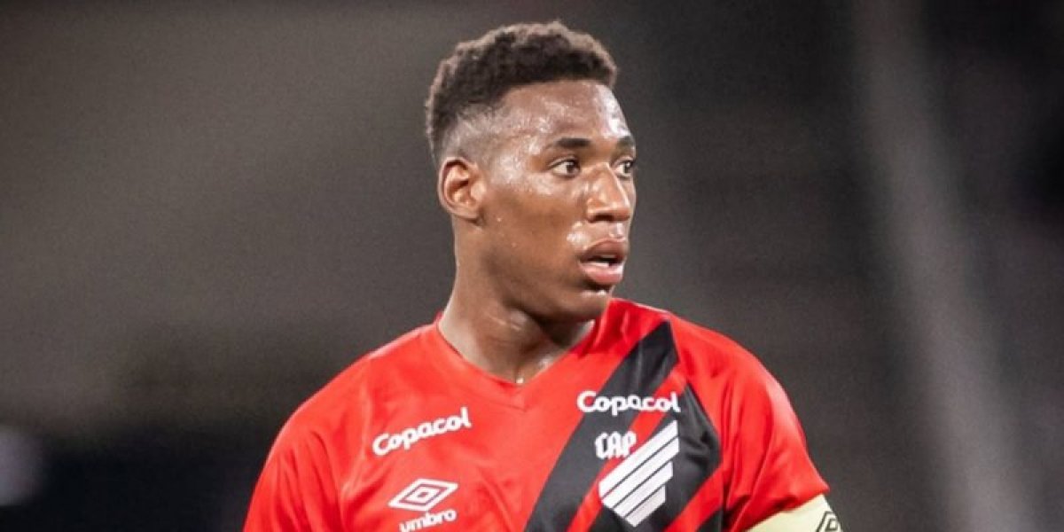 Absurdo! Zagueiro ex-Bahia é vítima de racismo em clássico de Curitiba