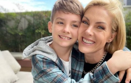 Ana Hickmann homenageia o primeiro dia de aula do filho e comete erro de português