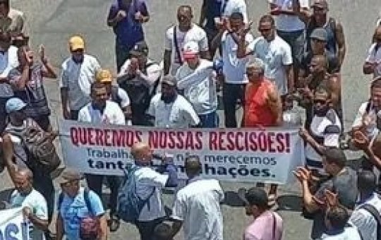Protesto rodoviário paralisa via marginal da Avenida Paralela em Salvador