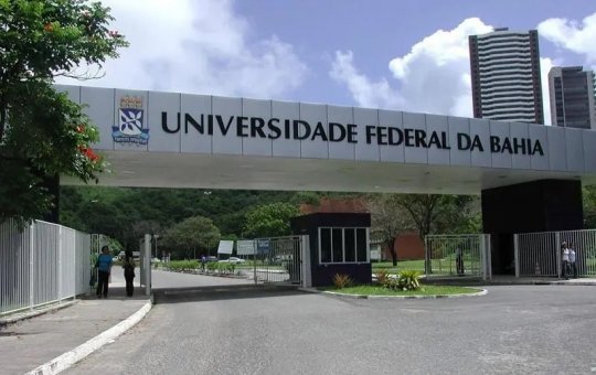 Universidade Federal da Bahia anuncia aulas online após aluno tentar raspar cabelo de colega