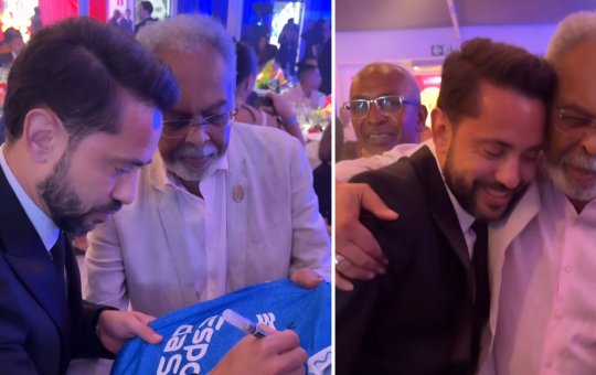 Everton Ribeiro autografa camisa para Gilberto Gil durante Noite da Aclamação