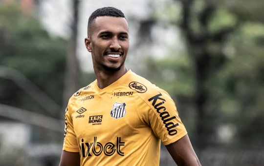 Vitória faz procura por Lucas Braga, do Santos