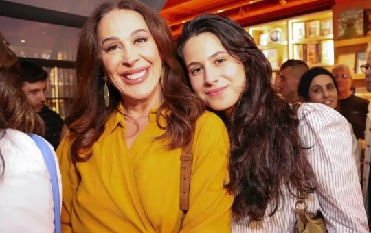 Cláudia Raia se manifesta sobre dar um vibrador de presente para a sua filha