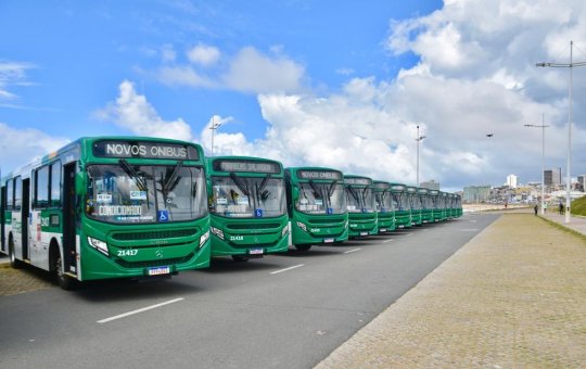 Prefeitura entrega novos ônibus climatizados para a frota municipal