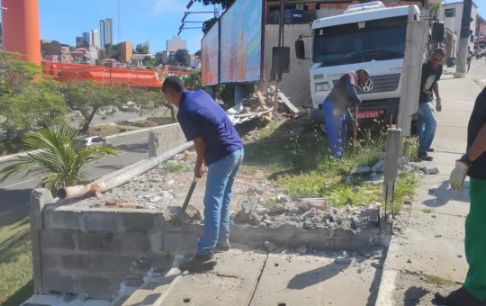 Sedur realiza demolição de construções irregulares em Itapuã