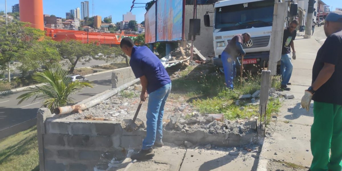 Sedur realiza demolição de construções irregulares em Itapuã