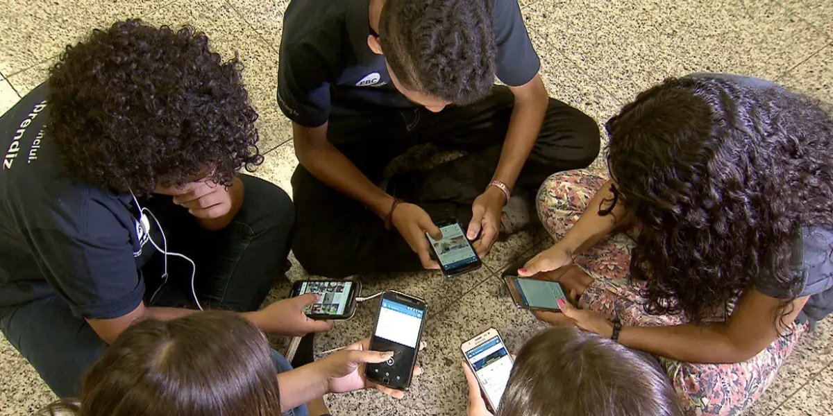 MEC orienta escolas sobre a proibição de celulares