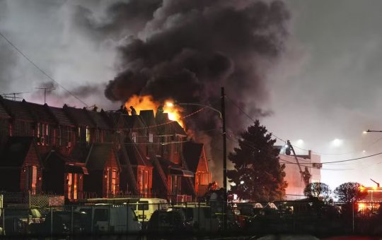 Avião com criança a bordo cai e explode perto de shopping na Filadélfia, nos EUA