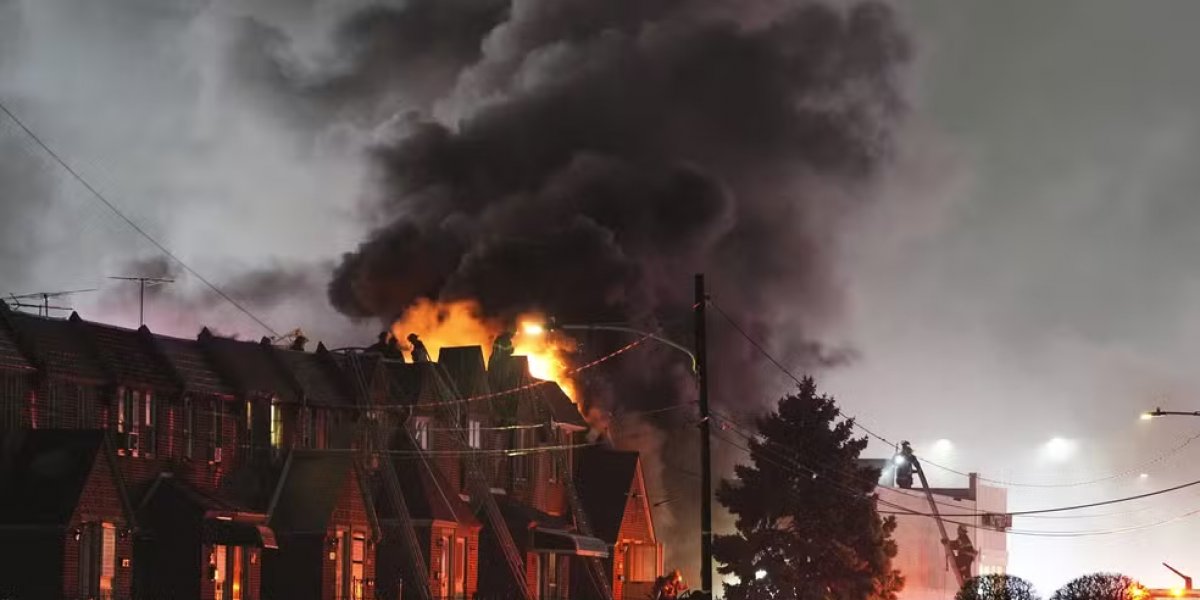 Avião com criança a bordo cai e explode perto de shopping na Filadélfia, nos EUA