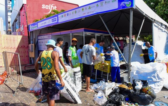 Prefeitura de Salvador instala central de reciclagem na Festa de Yemanjá para reduzir impactos ambientais