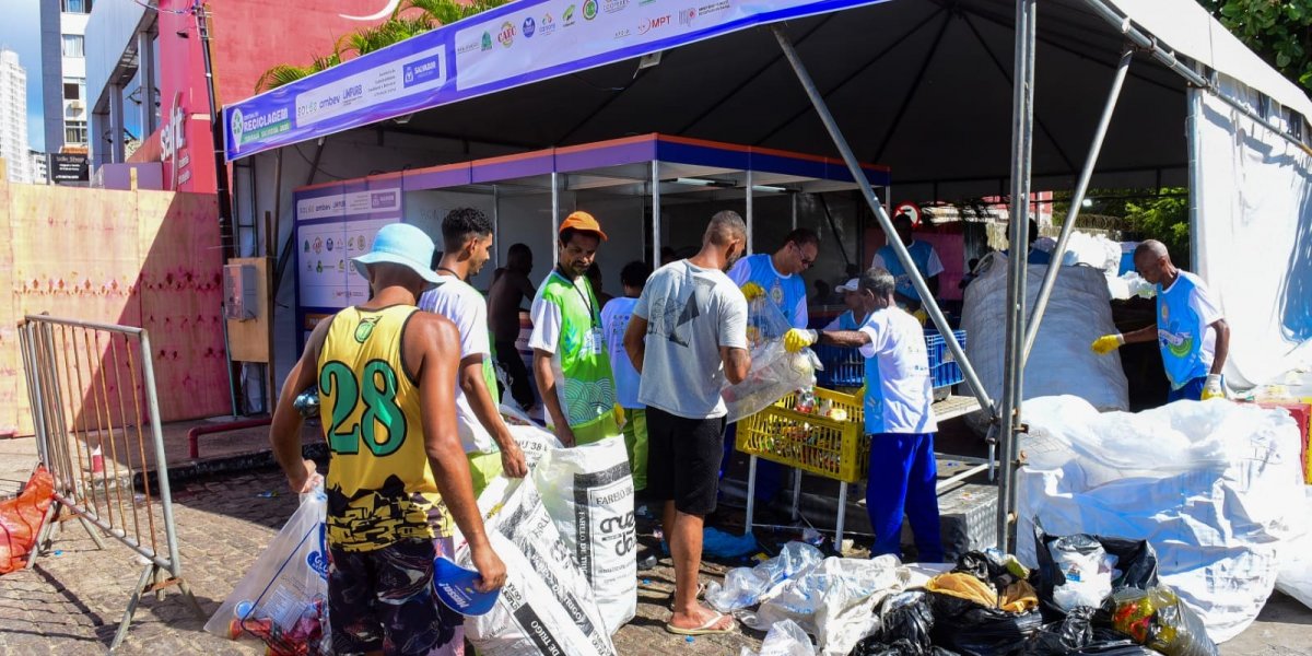 Prefeitura de Salvador instala central de reciclagem na Festa de Yemanjá para reduzir impactos ambientais