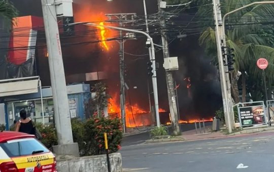 Incêndio de grandes proporções atinge unidade do Supermercado Rede Mix no Bairro do Chame-Chame