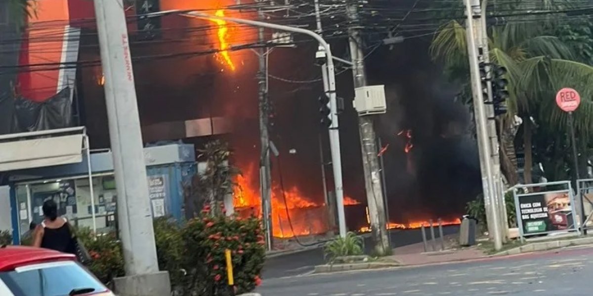 Incêndio de grandes proporções atinge unidade do Supermercado Rede Mix no Bairro do Chame-Chame