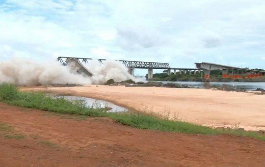 Estrutura remanescente da Ponte Juscelino Kubitschek é implodida no Rio Tocantins