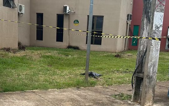 Corpo de bebê é encontrado em saco de lixo em frente a unidade de saúde