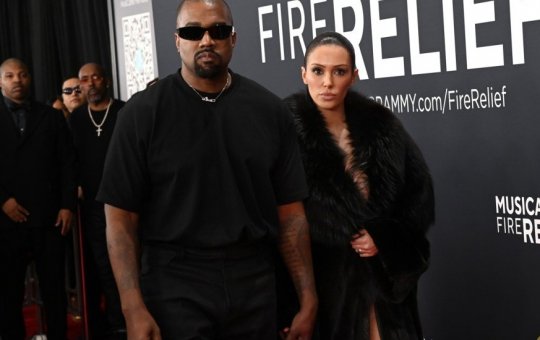 Esposa de Kanye West aparece nua na cerimônia do Grammy