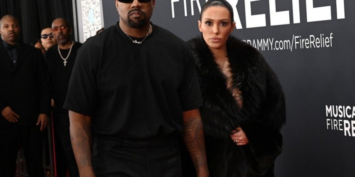 Esposa de Kanye West aparece nua na cerimônia do Grammy
