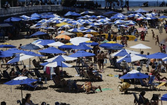 Praia do Porto da Barra volta a registrar grande número de sombreiros