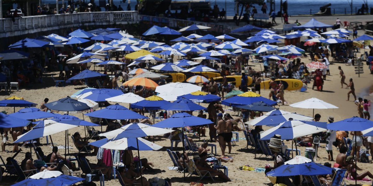 Praia do Porto da Barra volta a registrar grande número de sombreiros