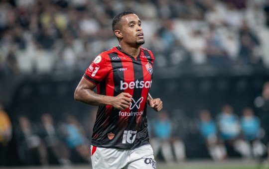 De volta? Vitória pode repatriar atacante; entenda