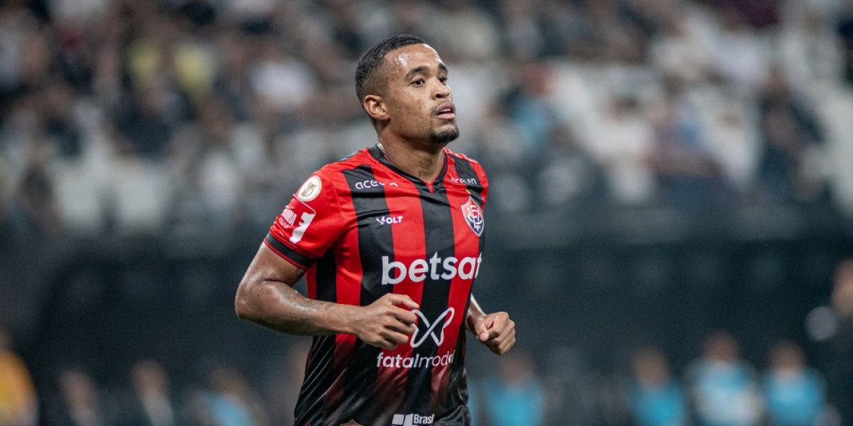 De volta? Vitória pode repatriar atacante; entenda