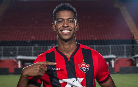 Vitória anuncia contratação do atacante Carlinhos