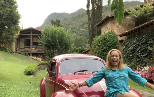 Cissa Guimarães está vivendo affair com cantor da Timbalada, afirma colunista