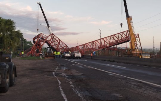 Carreta derruba passarela na BR-324 e interdita rodovia em Amélia Rodrigues