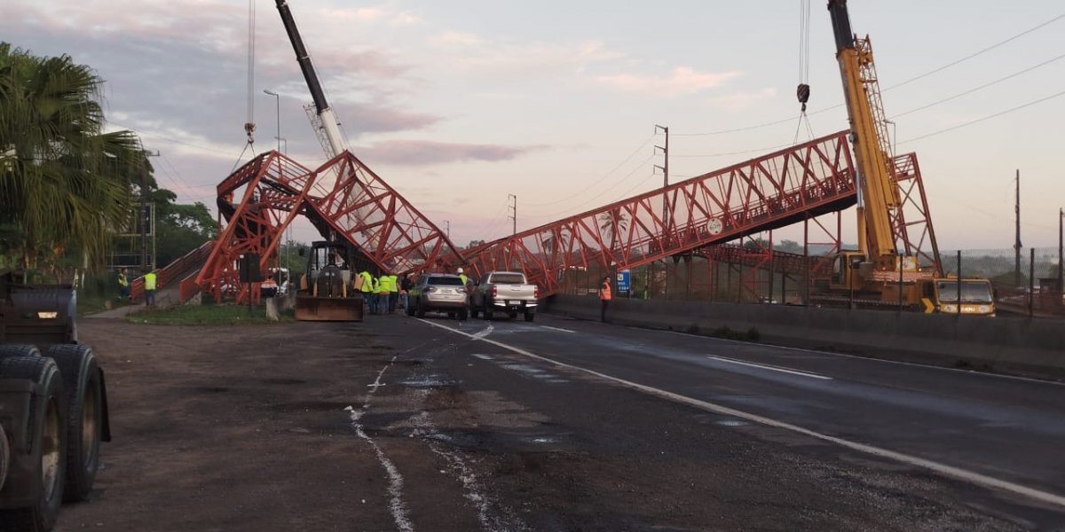 Carreta derruba passarela na BR-324 e interdita rodovia em Amélia Rodrigues