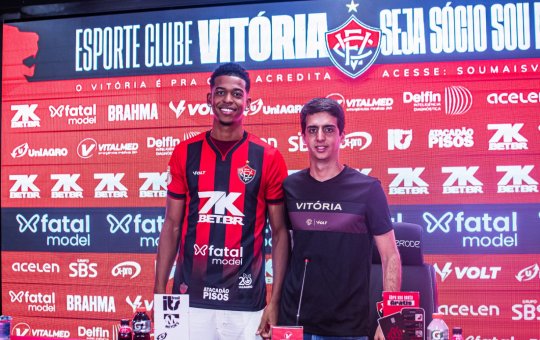 Carlinhos é apresentado oficialmente no Vitória e afirma que deseja seguir os passos de Alerrandro