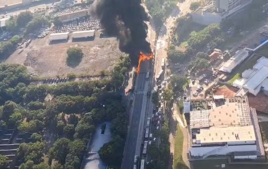 Avião de pequeno porte cai em avenida na Barra Funda, Zona Oeste de São Paulo