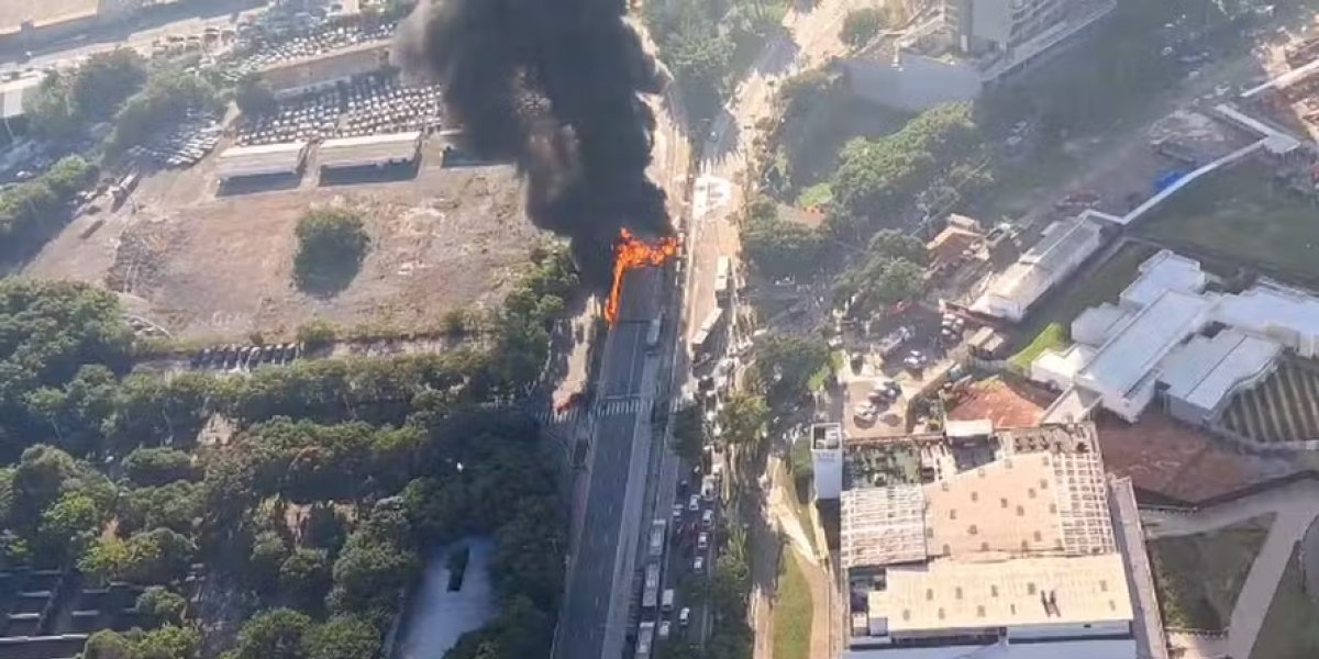 Avião de pequeno porte cai em avenida na Barra Funda, Zona Oeste de São Paulo