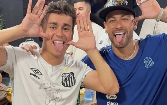 Nikolas Ferreira marca presença em volta de Neymar na Vila Belmiro