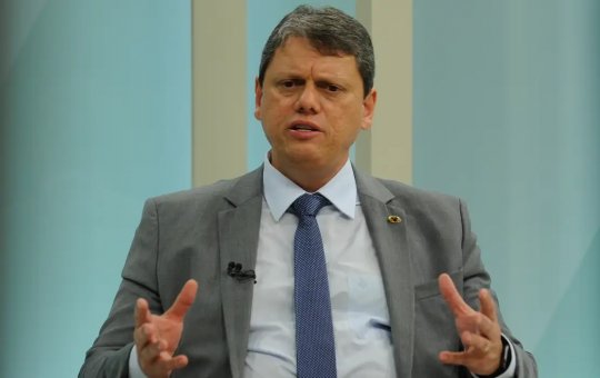 Governador Tarcísio de Freitas se pronuncia sobre queda de avião