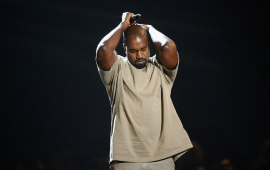Kanye West faz postagens polêmicas e choca internet