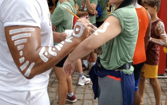 Polícia prende homem que cobrou R$ 250 por pintura corporal de turistas na Barra