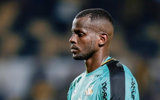 Caíque, ex-goleiro do Vitória, é vítima de racismo durante jogo contra o Criciúma