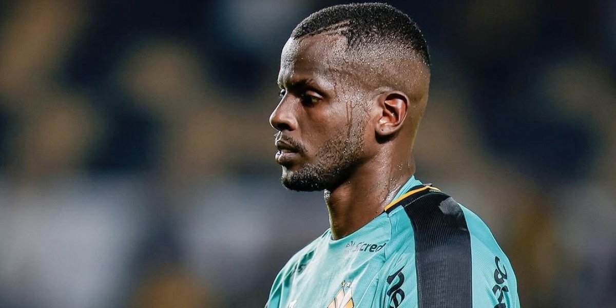 Caíque, ex-goleiro do Vitória, é vítima de racismo durante jogo contra o Criciúma