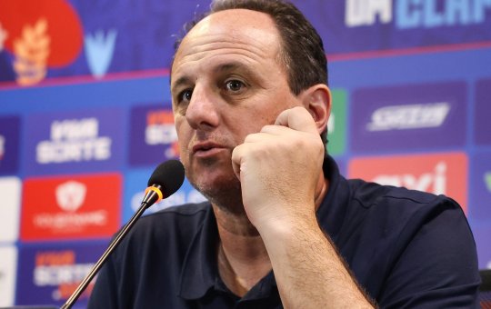 Rogério Ceni elogia equipe e se impressiona com gol de falta de William José: "Tem boa batida"