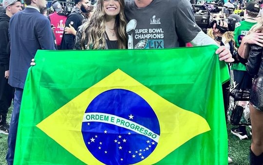 NFL: jogador campeão do Super Bowl posa com bandeira do Brasil