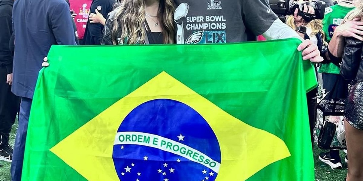 NFL: jogador campeão do Super Bowl posa com bandeira do Brasil