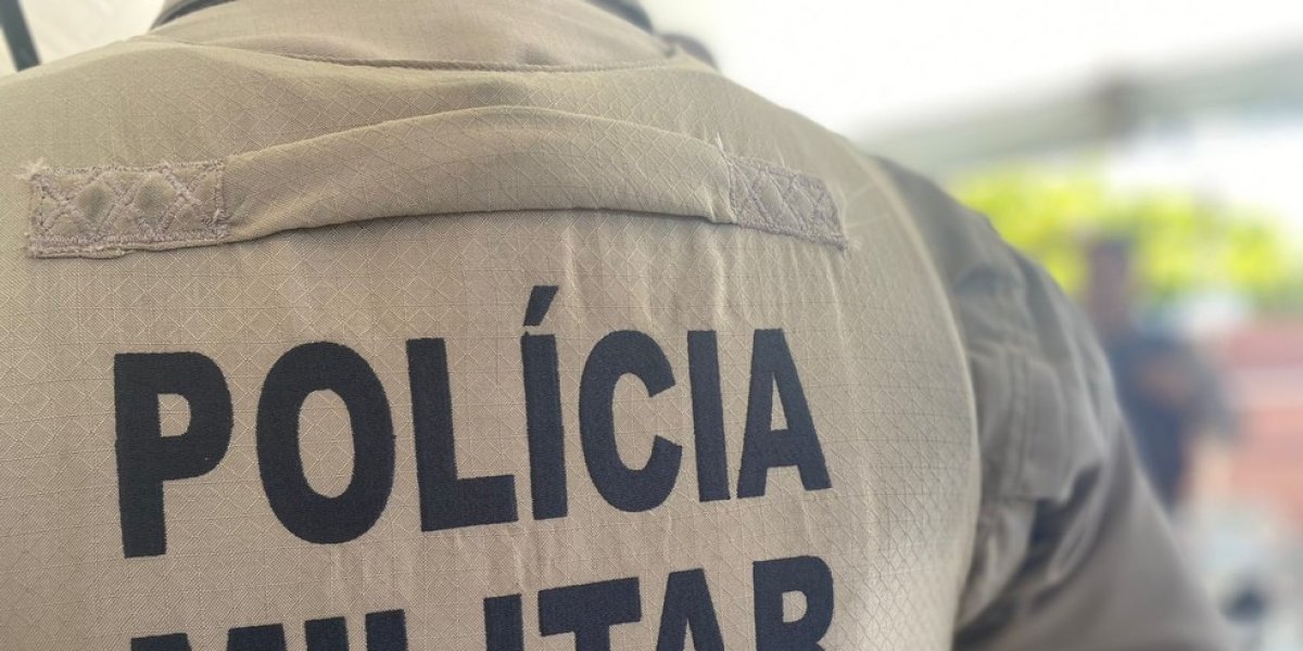 Homem desacata oficiais, se recusa a devolver filho para a mãe, faz criança de escudo e vai para delegacia