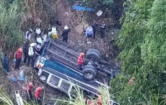 Ônibus com mais de 50 pessoas cai de ponte na Guatemala