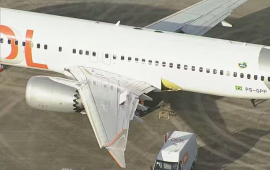 Avião e carro colidem durante decolagem no Aeroporto do Galeão