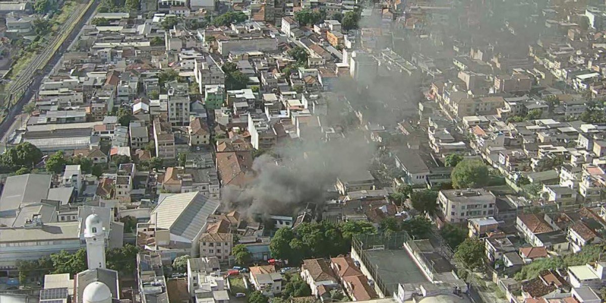 Incêndio de grandes proporções atinge fábrica de fantasias no RJ e deixa trabalhadores presos