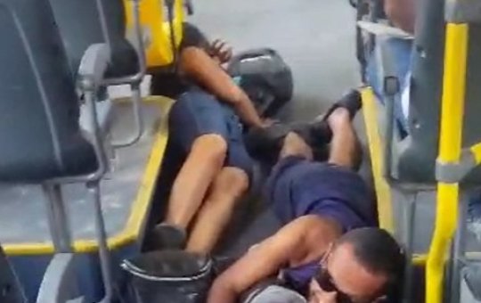 Passageiros se jogam no chão de ônibus durante tiroteio na Suburbana nesta quarta-feira (12)