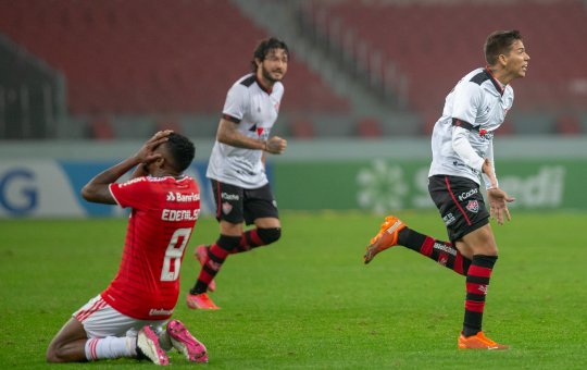 Ex-Vitória faz gol antológico de bicicleta pelo Campeonato Paulista