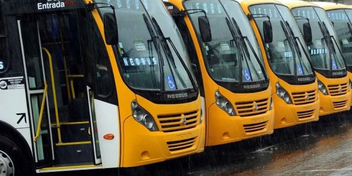 Idosa morre após cair de micro-ônibus e ser atropelada em Salvador