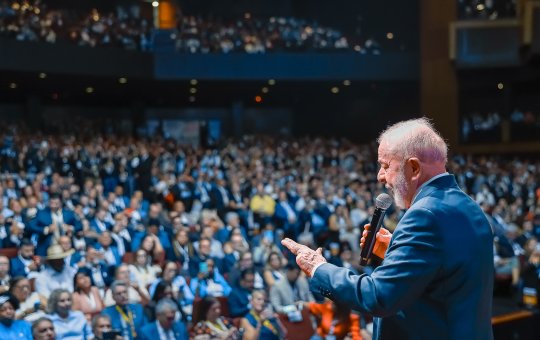 Em meio à reunião com prefeitos, homem chama o presidente Lula de mentiroso