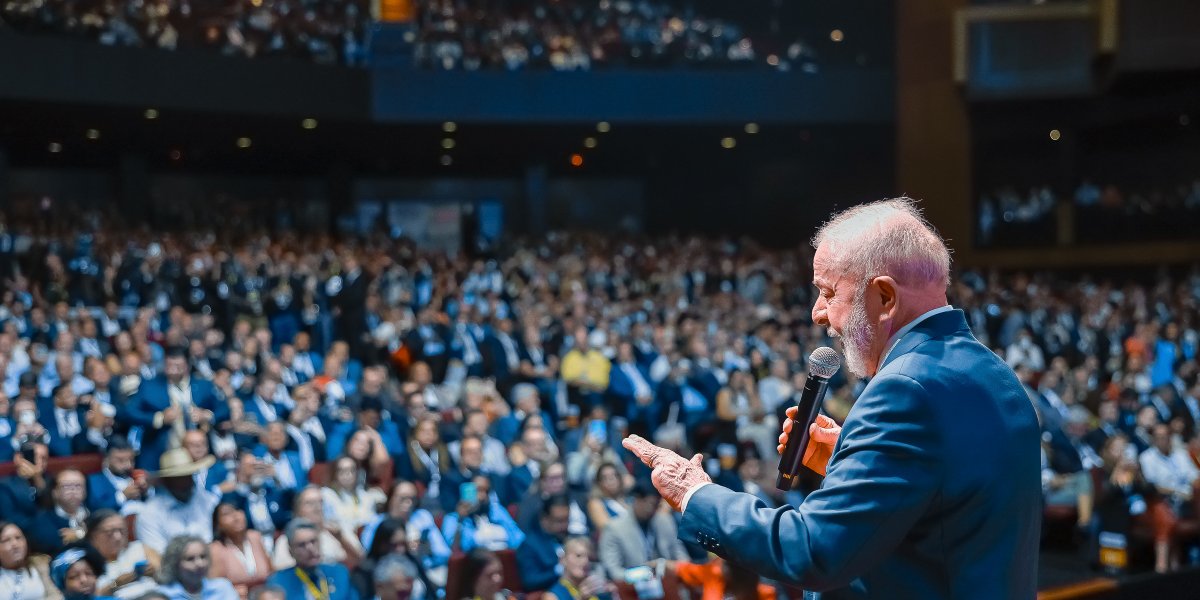 Em meio à reunião com prefeitos, homem chama o presidente Lula de mentiroso